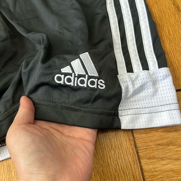 Adidas Men’s 7-inch inseam athletic short - Picture 3 of 7